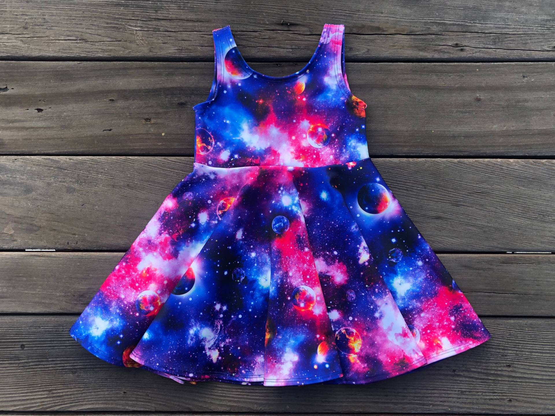 Galaxy Mädchen Twirly Kleid, Weltraum, Sonnensystem, Planeten, Schnell Trocknend, Tellerrock, Köderanzug Stoff von FiandMe