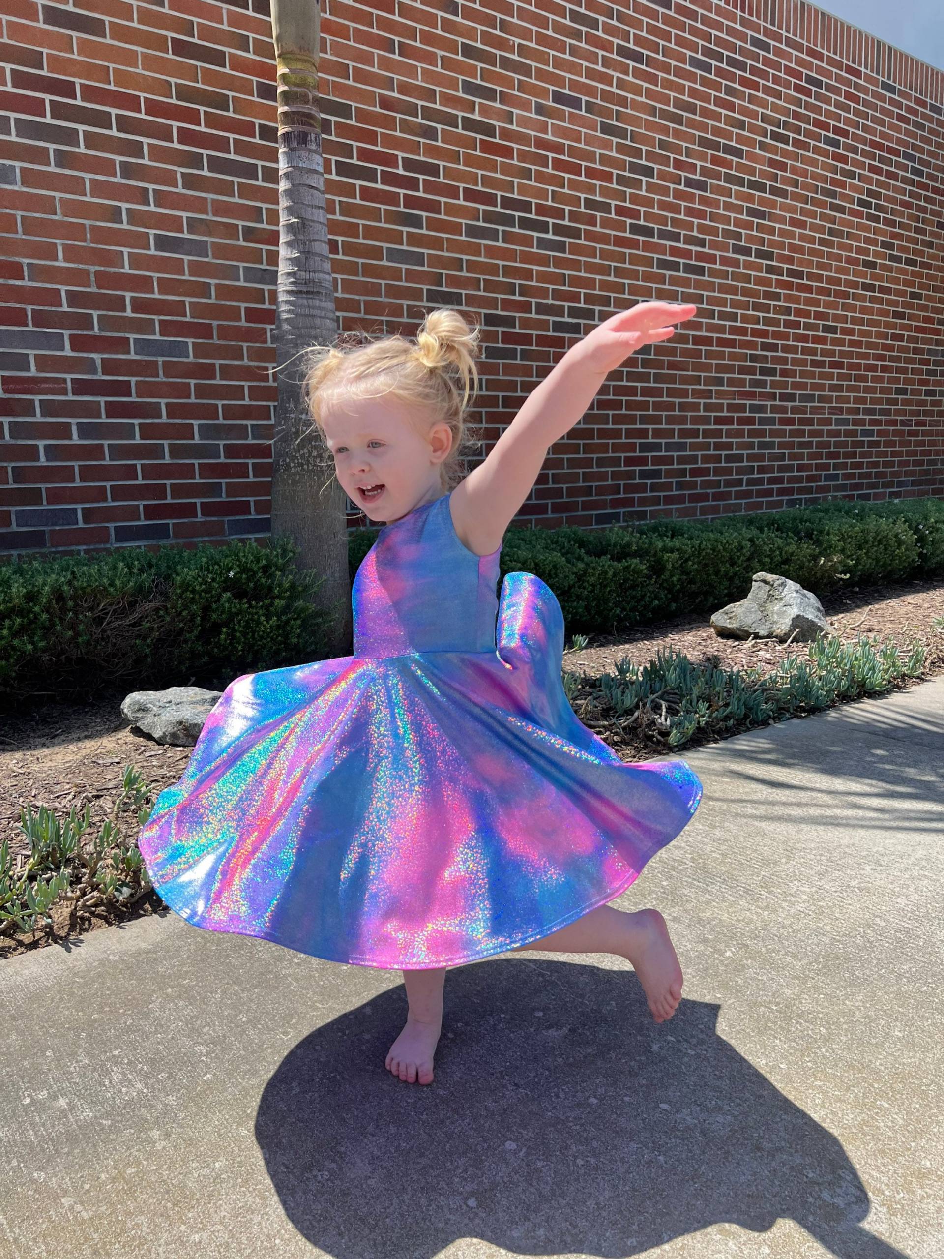 Rosa Blaues Sparkle Twirly Kleid, Glitzerndes Mädchen Handgefertigt Von Fi Und Me, Tie-Dye Voller Tellerrock, Badeanzug Stoff von FiandMe