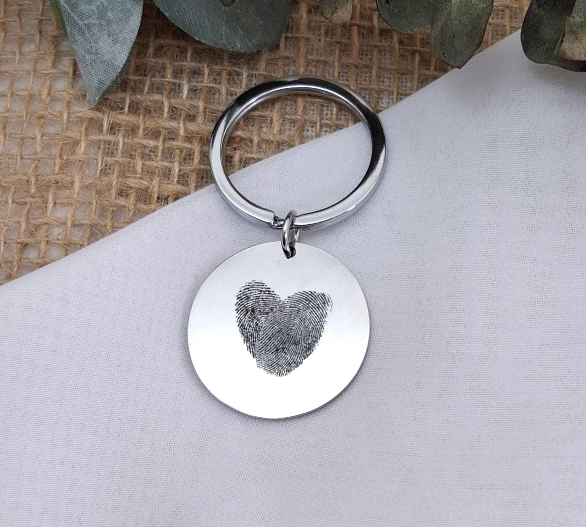 Personalisierter Schlüsselanhänger Mit 2 Fingerabdrücken in Herzform - Verewigt Eure Eigenen Abdrücke Auf Einem Gravur von FianesseShop
