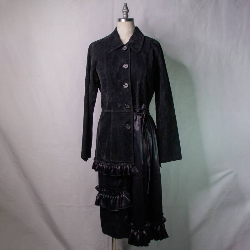 Verwitterter Überarbeiteter 70Er Jahre Schwarzer Rayon Mantel Mit Verlängertem Rock Damen Us Small Upcycled Nachhaltige Mode Made in Usa von FiberAndOptics