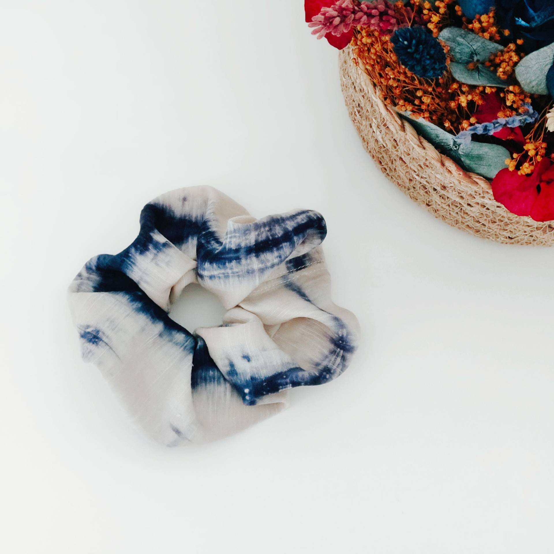 Indigo Träume Einzigartiges Pflanzlich Blau Gefärbtes Lyocell-Scrunchie Mit Verwisch-Effekt Indigo Träume Einzigartiges Pflanzlich Blau Gefärbtes Lyocell-Scrunchie Mit Verwisch-Effekt von FibrehugAtelier