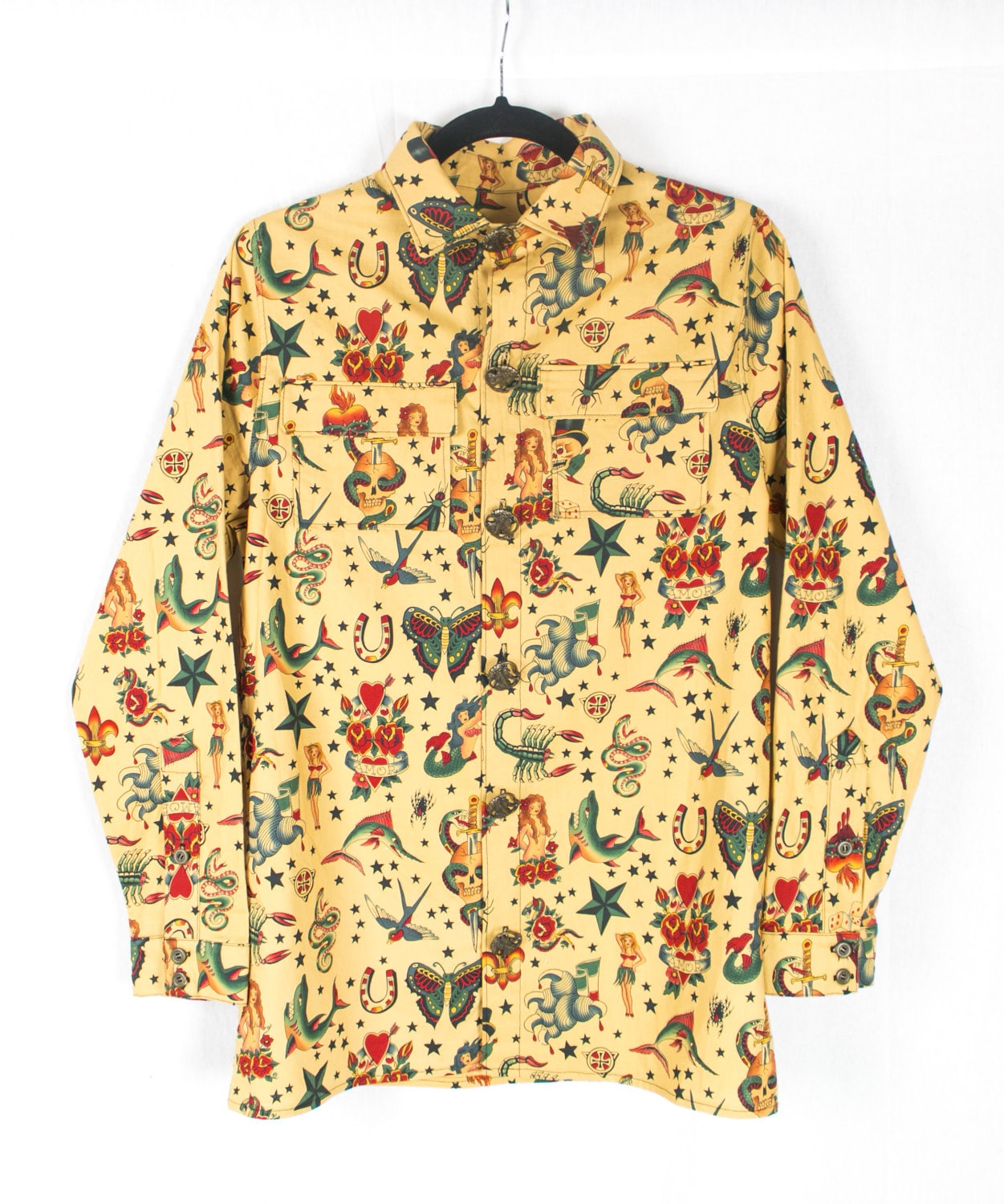 Tattoo Button Down Taupe von FictionClothing