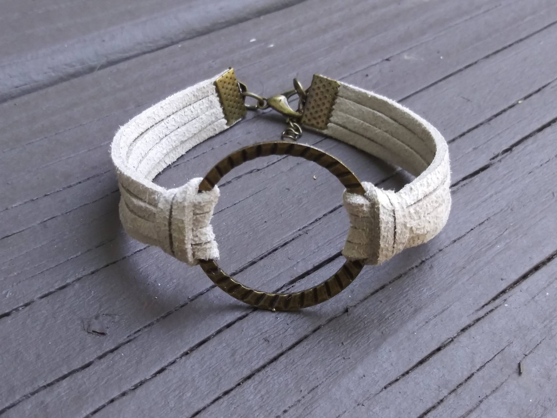 Licht Grau Wildleder Armband Licht Grau Wildleder Armband von FiddleheadsHome
