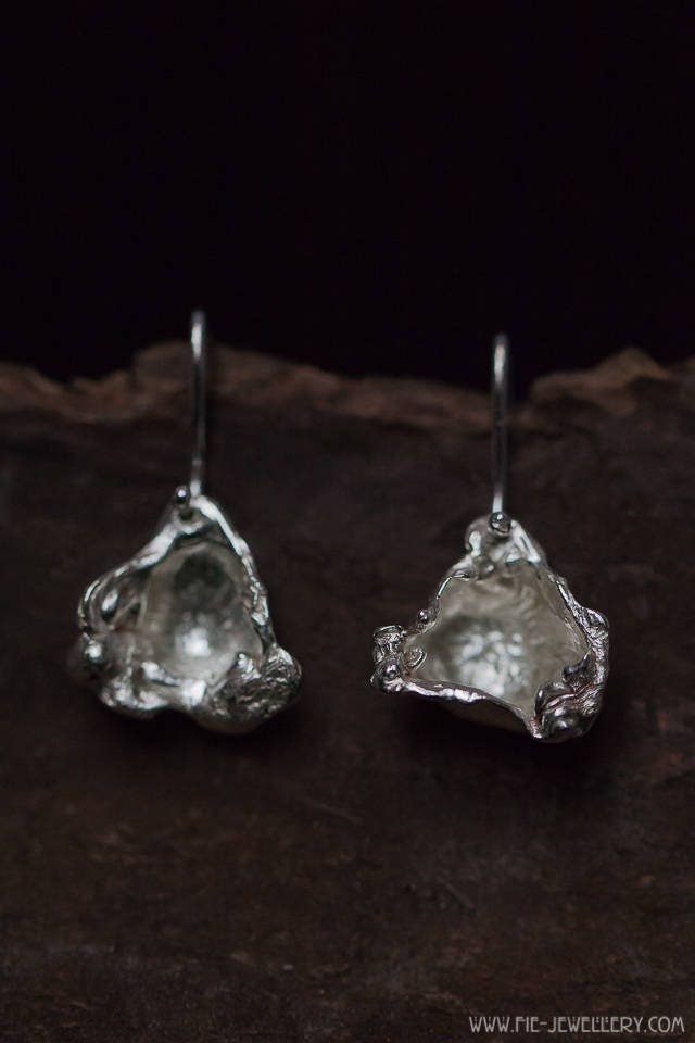 Dreieck Geformt Gegossen Silber Ohrringe Dreieck Geformt Gegossen Silber Ohrringe von FieHandmadeJewellery