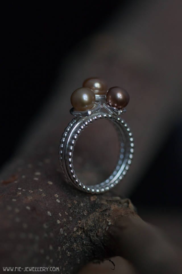 Silber 3-Band-Ring Mit Perlen in Gegossenen Tassen, Eu-Größe 17, 5 Silber 3-Band-Ring Mit Perlen in Gegossenen Tassen, Eu-Größe 17, 5 von FieHandmadeJewellery