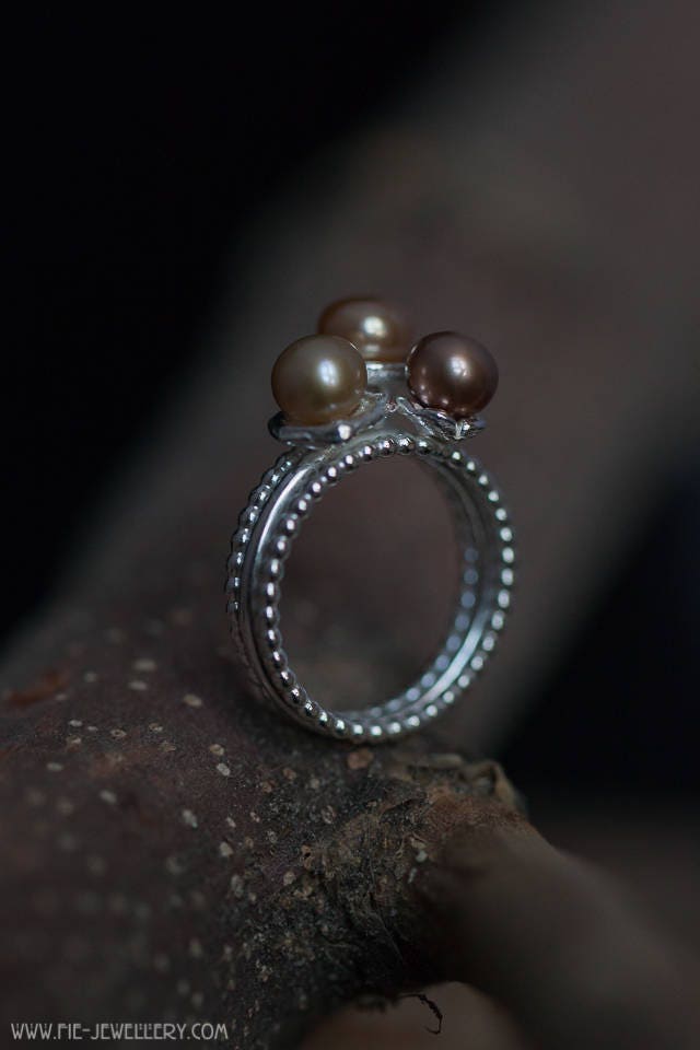 Silber 3-Band-Ring Mit Perlen in Gegossenen Tassen, Eu-Größe 17, 5 Silber 3-Band-Ring Mit Perlen in Gegossenen Tassen, Eu-Größe 17, 5 von FieHandmadeJewellery
