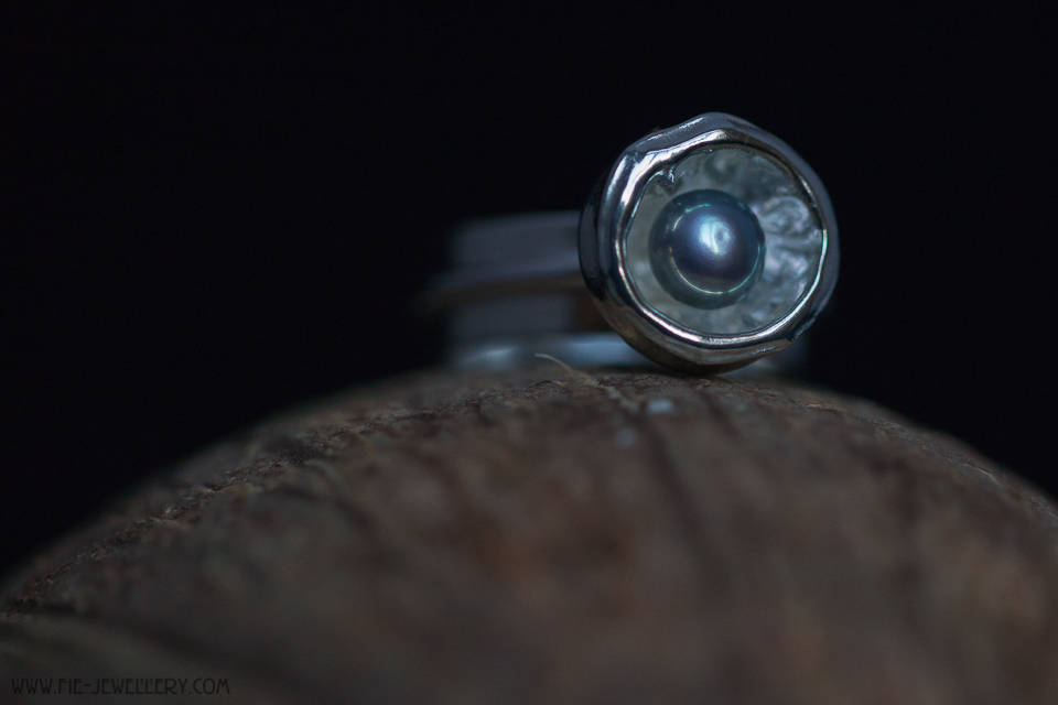 Silberring Mit Perle in Gegossener Tasse, Eu-Größe 17 - 17.25 Silberring Mit Perle in Gegossener Tasse, Eu-Größe 17 - 17.25 von FieHandmadeJewellery