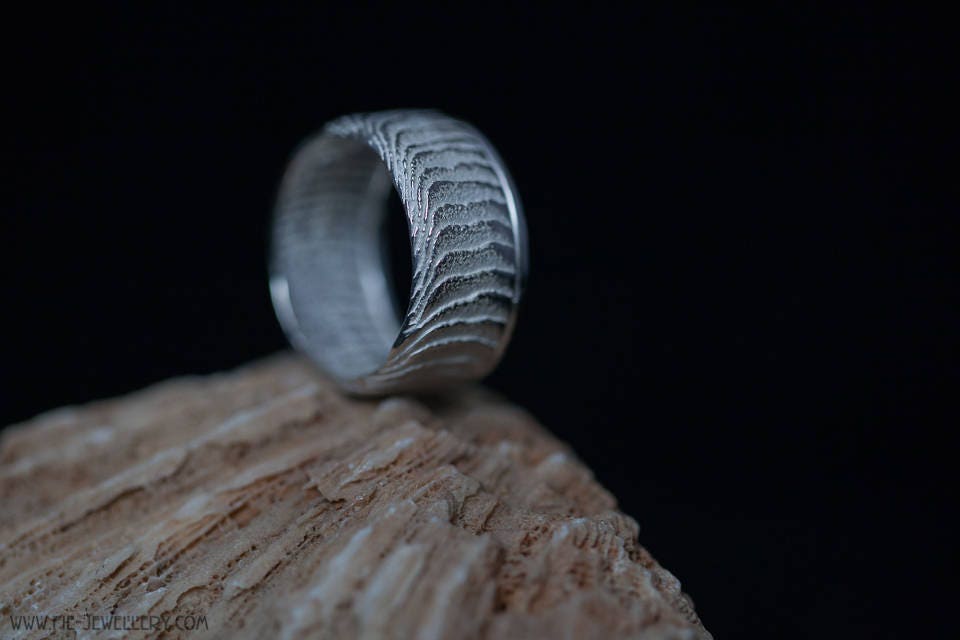 Silberring Mit Textur Und Glattem Streifen, Eu-Größe 16, 75 - 17 Silberring Mit Textur Und Glattem Streifen, Eu-Größe 16, 75 - 17 von FieHandmadeJewellery