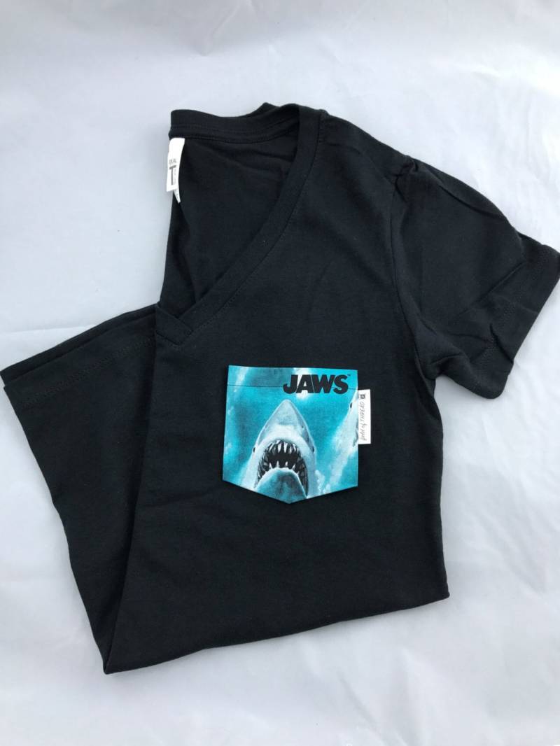 Kiefer T-Shirt, Haifisch-Taschen-T-Shirt Kiefer T-Shirt, Haifisch-Taschen-T-Shirt von FieldofThread