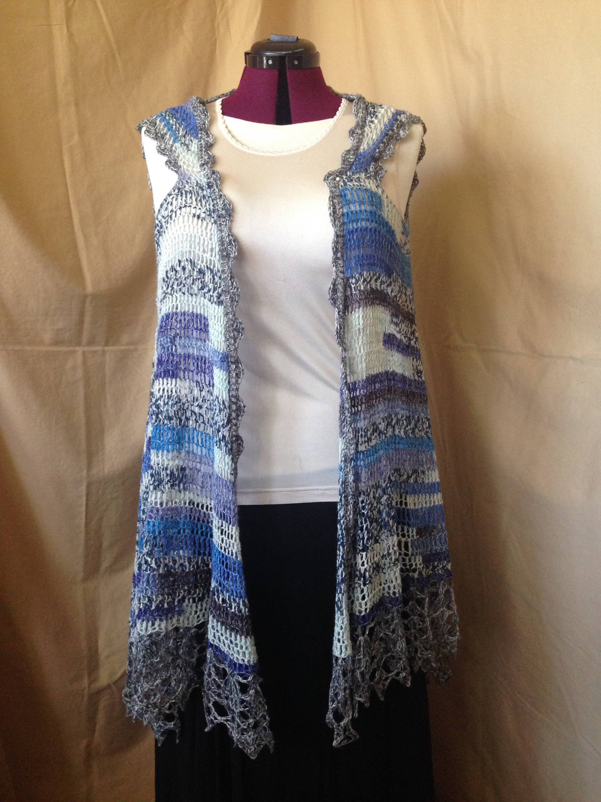 Denim Blues Häkeln Spitze Edged Lange Swing Weste Denim Blues Häkeln Spitze Edged Lange Swing Weste von FieldsFancy