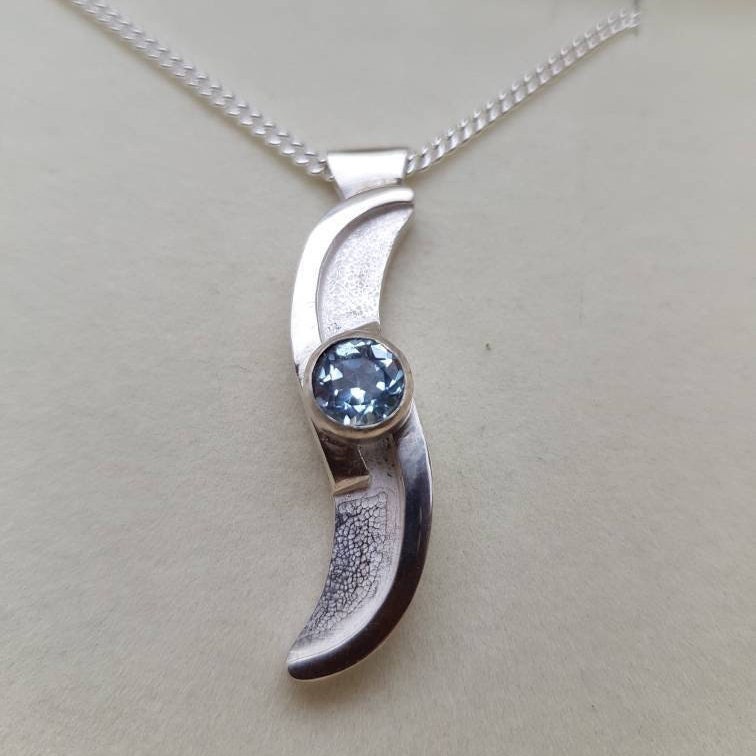 Atemberaubende Sterling Silber Welle Anhänger Mit Lünette Set Blass Blau Topas von FieldsJewellery