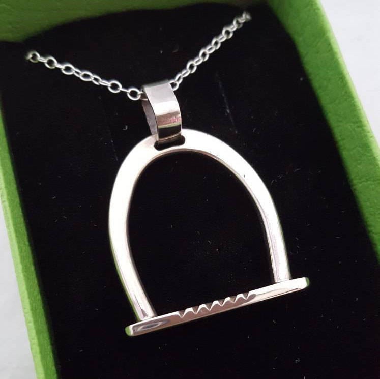 Atemberaubender Sterling Silber Reit Steigbügel Design Anhänger. Kindergröße von FieldsJewellery