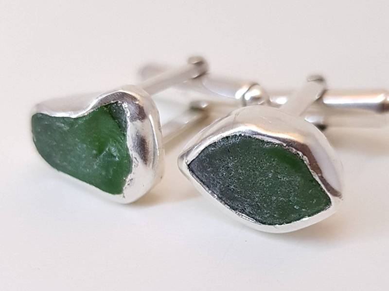 Handgemachte Sterling Silber Herren T-Bar Manschettenknöpfe Mit Dickem Bezel Set Green Sea Glass. Jedes Ist Ein Absolutes Unikat von FieldsJewellery