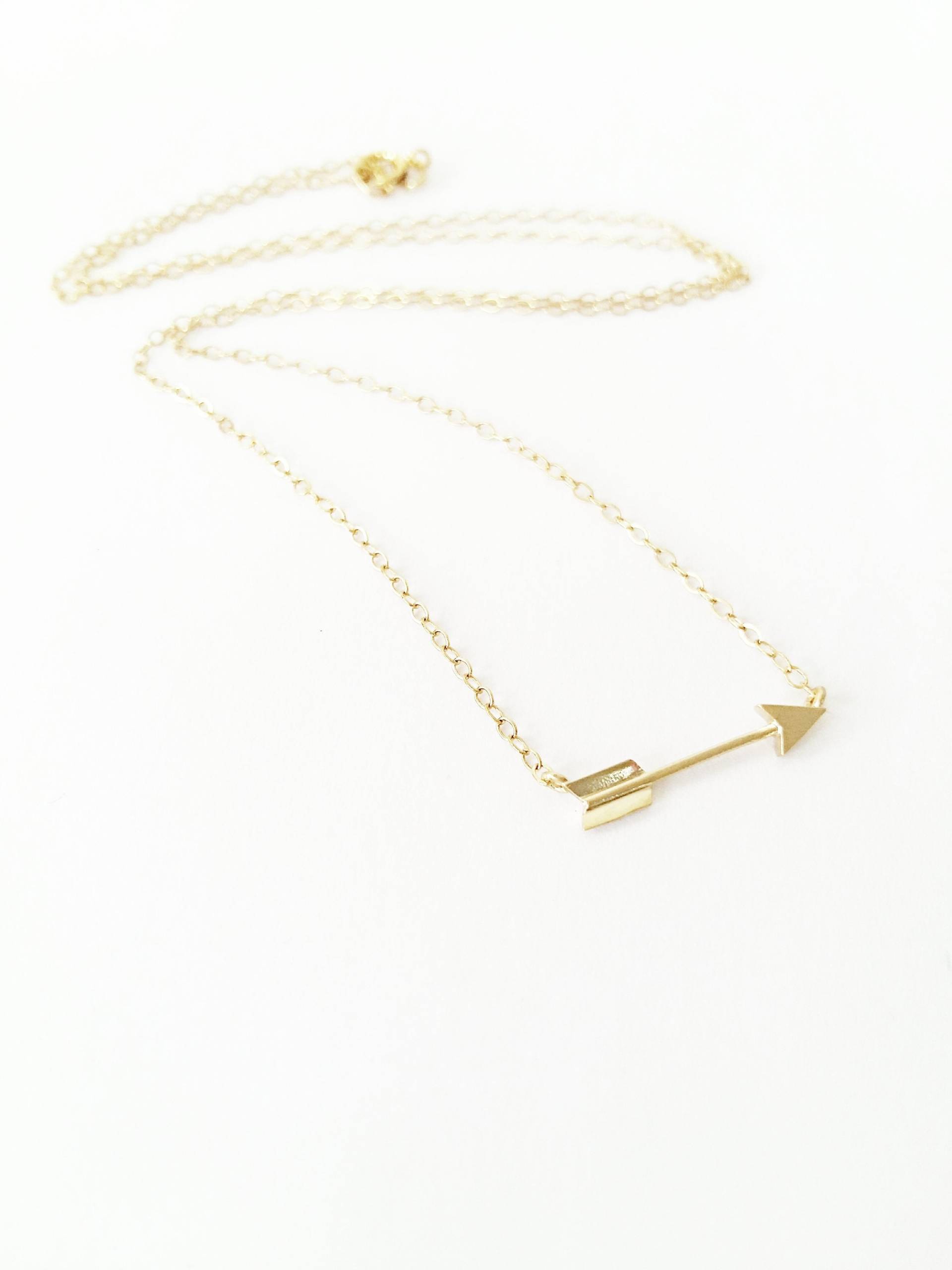 Pfeil Halskette, 14Kt Gold Layering Charm Liebe Jahrestag, Brautjungfer, Freund von FierceDeer