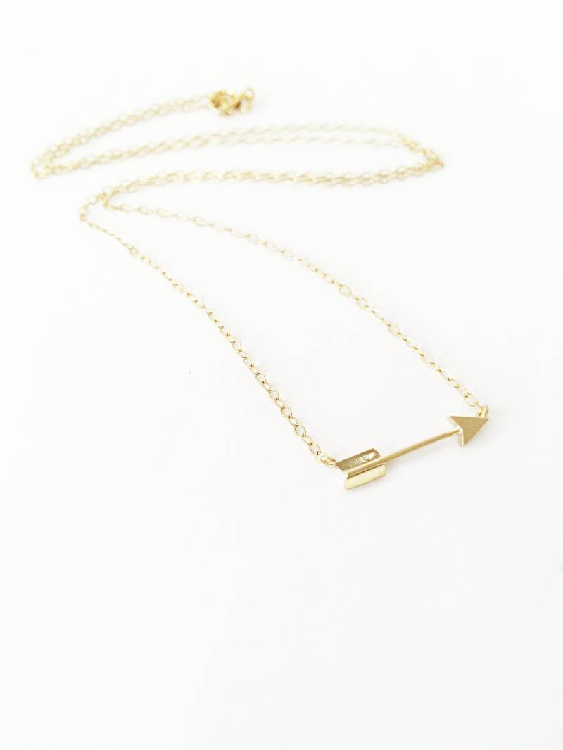 Pfeil Halskette, 14Kt Gold Layering Charm Liebe Jahrestag, Brautjungfer, Freund von FierceDeer