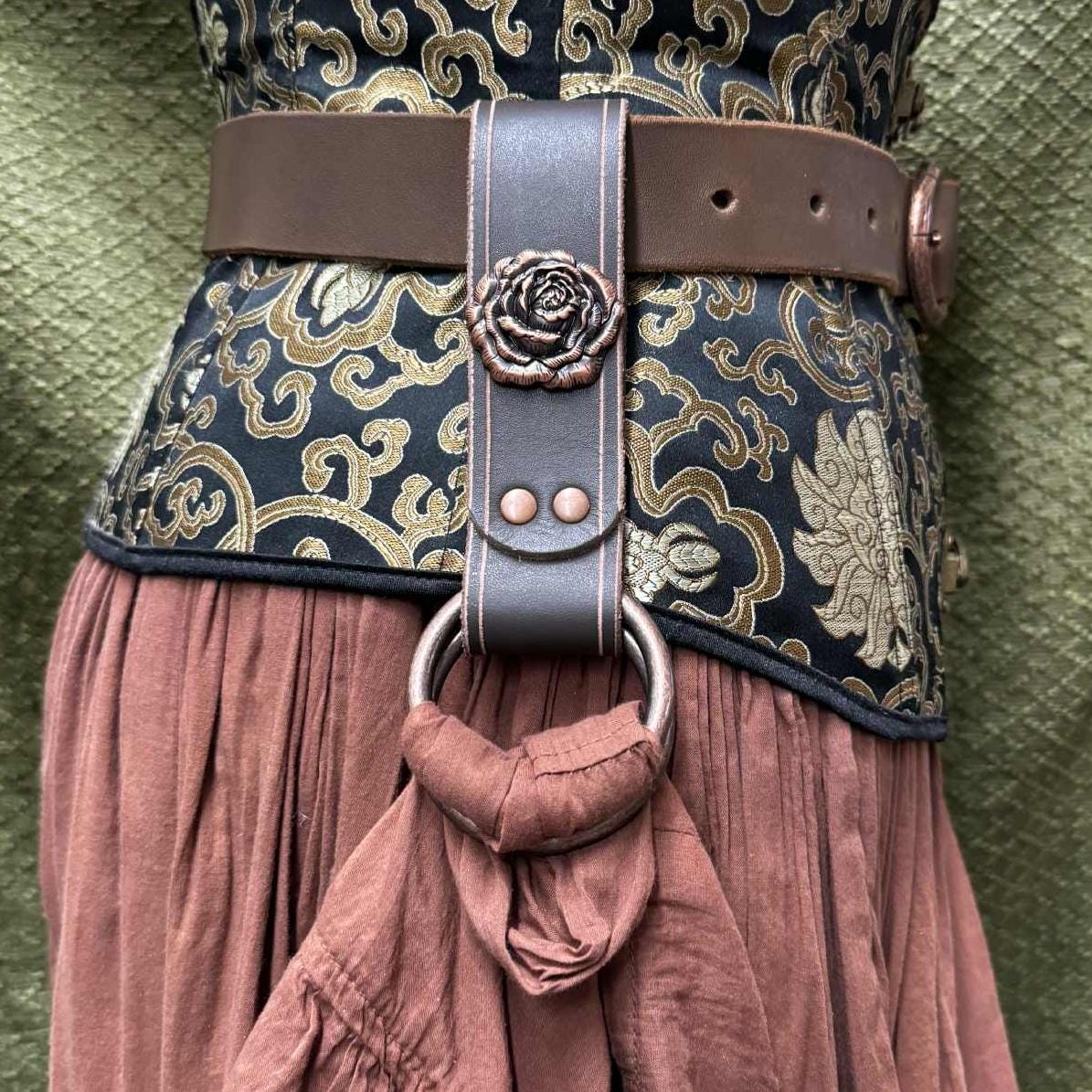 Ein Paar Lederröcke Rose Hikes Renaissance Pirat Steampunk Kostüm Ein Paar Lederröcke Rose Hikes Renaissance Pirat Steampunk Kostüm von FierceEagleLeather