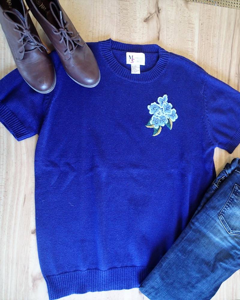 Maggie Sweet Indigo Kurzarm Pullover von FierceFrillsBoutique