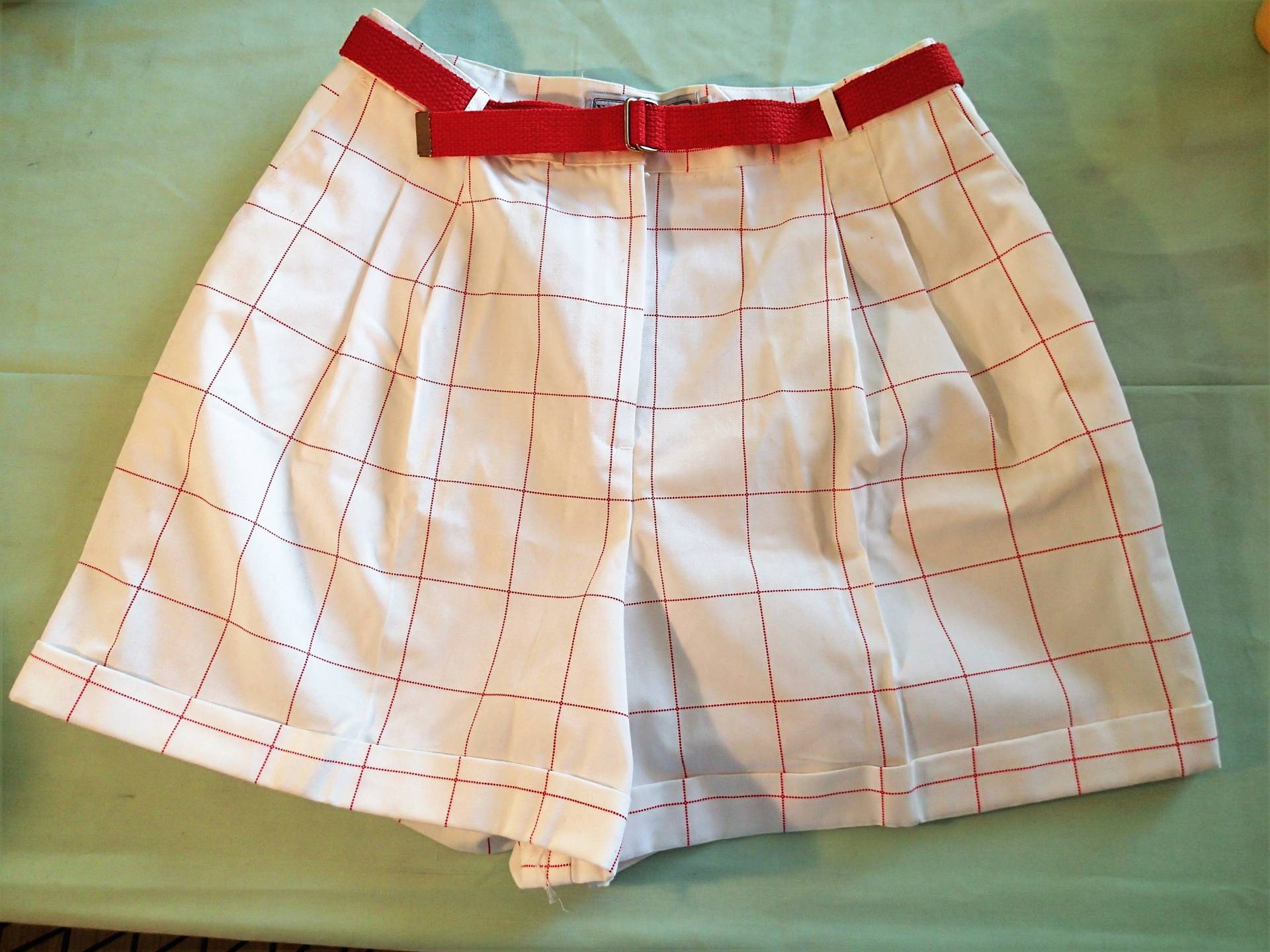 Norton Mcnaughton Weiß Und Rot Fensterscheibe 60Er Jahre Shorts von FierceFrillsBoutique