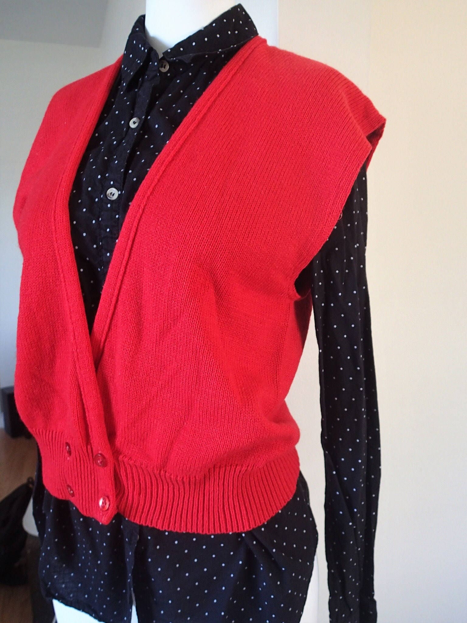Rote Vintage Opa Cardigan Pullover Weste von FierceFrillsBoutique