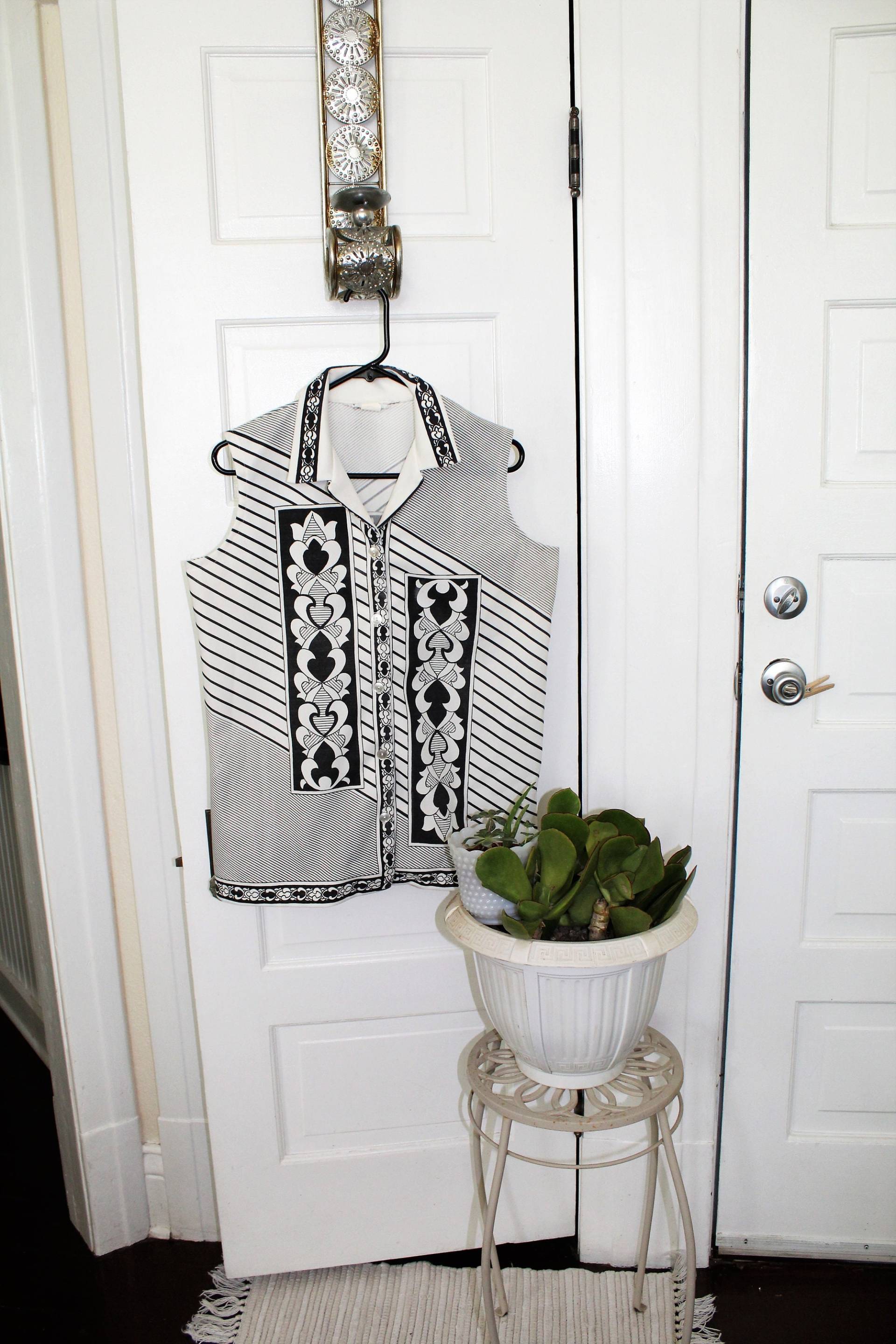 Trissi 1960Er B & W Härmellose Polyester-Bluse, Kühn Gemustert von FierceFrillsBoutique