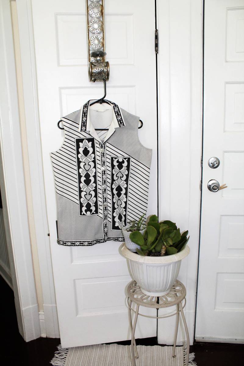 Trissi 1960Er B & W Härmellose Polyester-Bluse, Kühn Gemustert von FierceFrillsBoutique