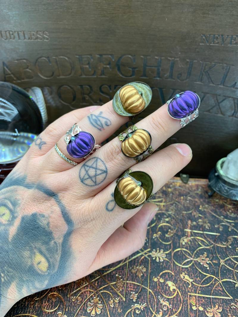 Pumpkin Ring - Delicate Bronze Filigree Kürbis Fall Jewelry Season Adjustable Finger Ring Hello von FierceSeaWitch