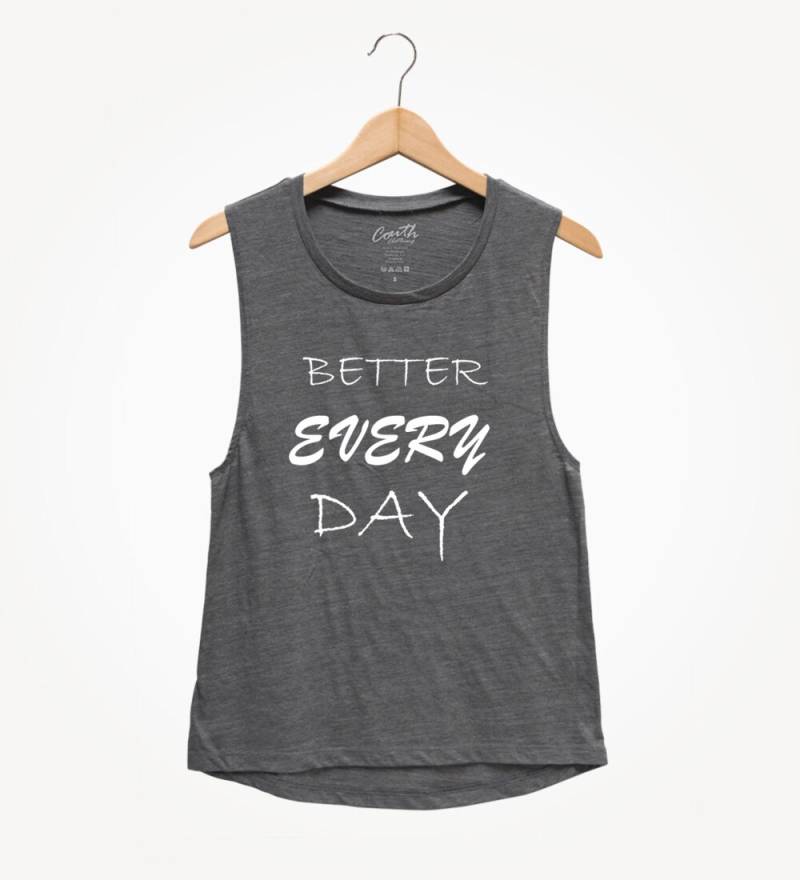 Better Every Day Flowy Muskel Tank Top Frauen Workout Gym Shirt von FierceTankDesign