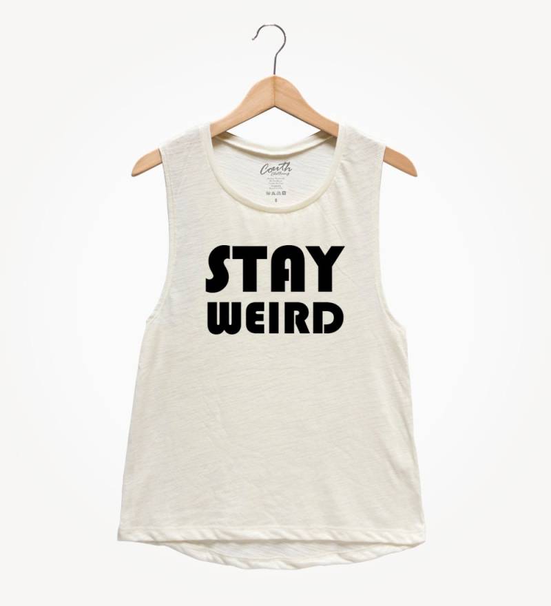 Bleib Seltsam Muskel-T-Shirt Damen Grafik Tank Top von FierceTankDesign