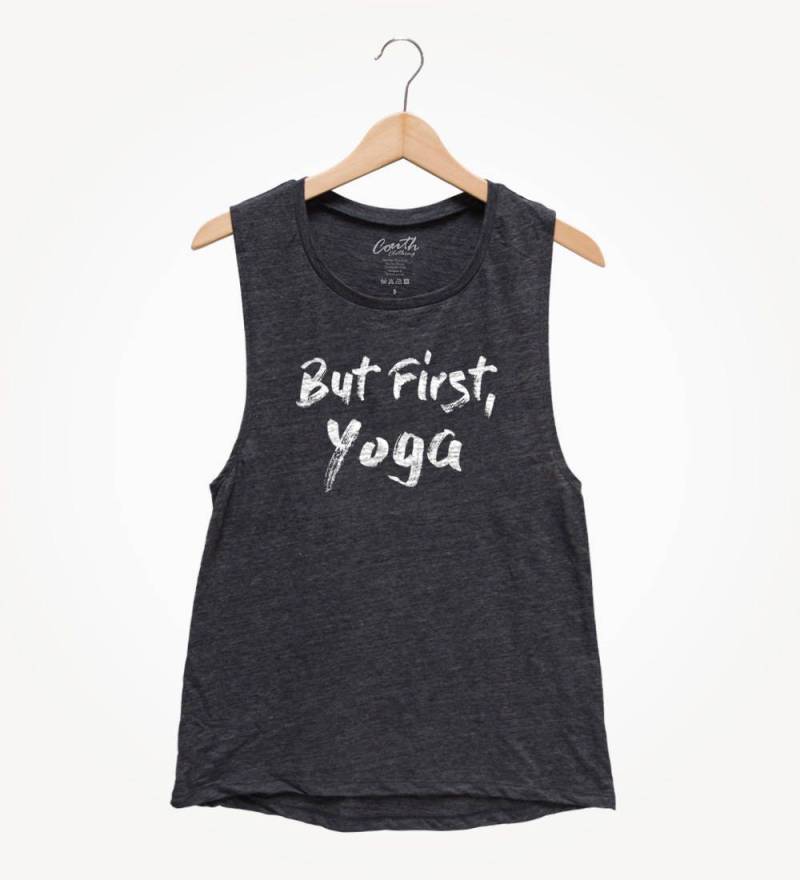 But First Yoga Tank Top - Frauen Muskelshirt von FierceTankDesign