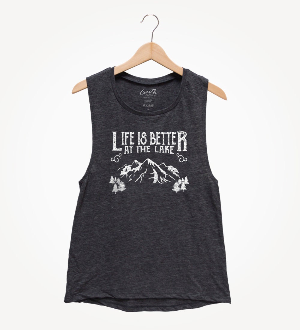 Das Leben Ist Besser Am See Muskel-Tanktop Entspannte, Drapierende Passform von FierceTankDesign