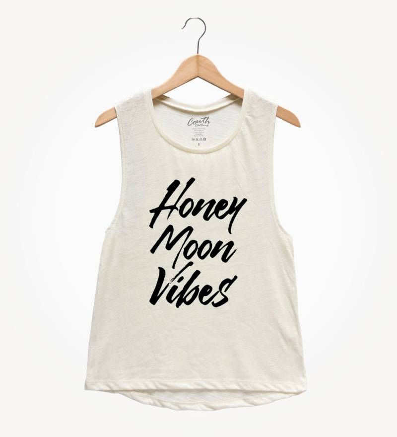 Honeymoon Vibes Tank Top Frauen Flowy Muskel-T-Shirt von FierceTankDesign
