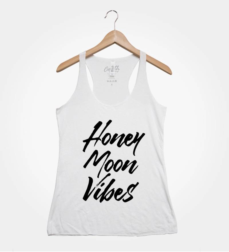 Honeymoon Vibes Tank Top Frauen Hochzeit Workout Shirt von FierceTankDesign