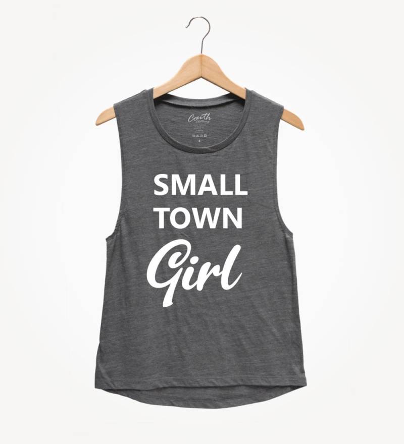 Kleine Stadt Mädchen Muskel Tank Top Frauen Entspannt Fit T-Shirt von FierceTankDesign