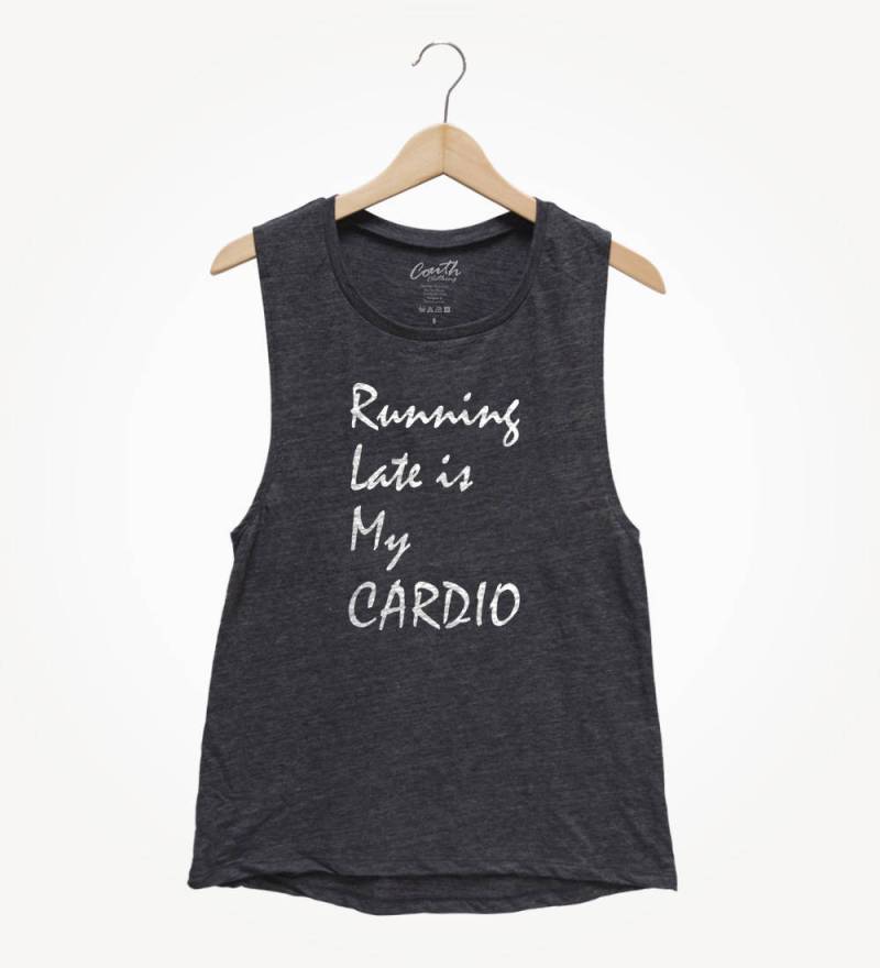 Läuft Spät Ist Mein Cardio Muskel-T-Shirt - Lustiges Frauen Tank Top von FierceTankDesign
