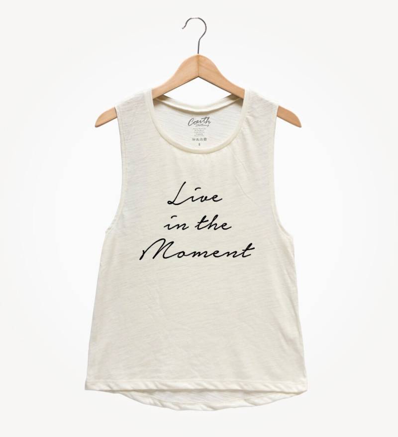 Lebe Im Moment Muskel-T-Shirt Inspirierendes Tanktop Für Frauen von FierceTankDesign