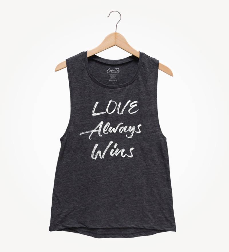 Liebe Gewinnt Immer Tank Top Frauen Flowy Muskel-T-Shirt von FierceTankDesign