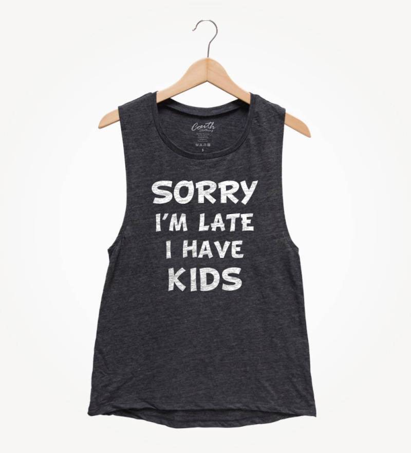 Tut Mir Leid, Ich Bin Zu Spät, Habe Kids Muskel Tank-Top Frauen Humor T-Shirt von FierceTankDesign