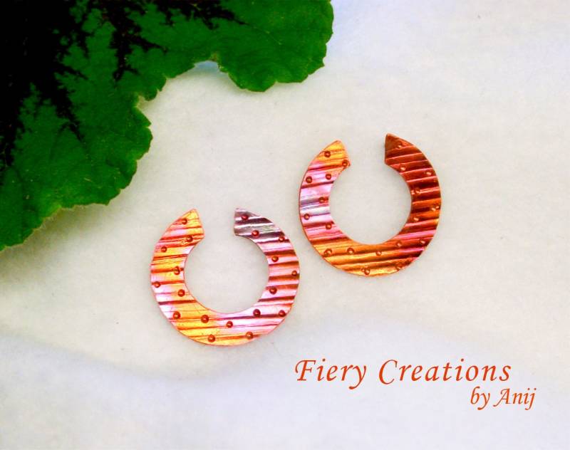 "Gepunktete Creolen - Kupfer Mit Sterlingsilber Stecker "Feuer Bemalt" Patina." von FieryCreations