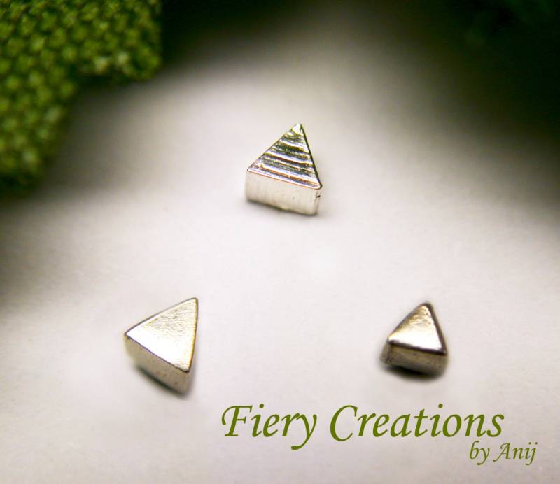 Nasenschraube Oder Tragus Ohrstecker "Geometrisch" - Winzige Dreiecke Aus Sterlingsilber von FieryCreations
