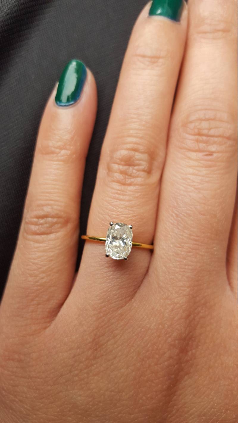 Atemberaubender 3.20 Karat 10 X 8 Mm Länglicher Eis Crushed Moissanit Im Kissenschliff, Eingefasst in 4 Krappen Classic Solitaire 10K Gelbgold von FieryForever