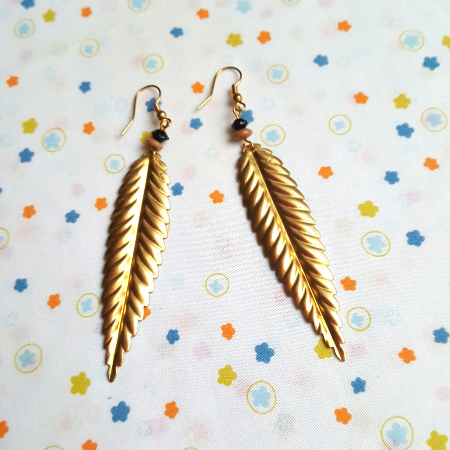 Kostenloser Versand. Ohrringe. Satz Von Handgefertigte Federohrringe. Mit Messinghaken + Schwarz/Beige Perlen. Hippie-Chic. Boho-stil Kostenloser Versand. Ohrringe. Satz Von Handgefertigte Federohrringe. Mit Messinghaken + Schwarz/Beige Perlen. Hippie-Chic. Boho-stil von FifisDream