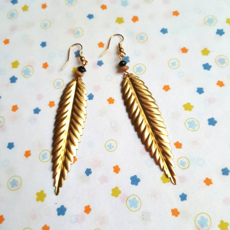 Kostenloser Versand. Ohrringe. Satz Von Handgefertigte Federohrringe. Mit Messinghaken + Schwarz/Beige Perlen. Hippie-Chic. Boho-stil von FifisDream