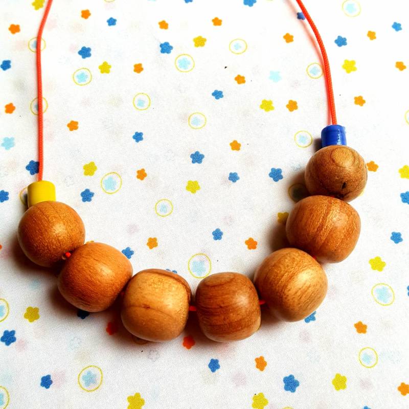 Kostenloser Versand. Sandale Holz Perlenkette. Handgefertigt. Fluo Orange Nylonschnur + Karabiner Verschluss. Ooak. Boho-stil. 23 cm. | 9" von FifisDream