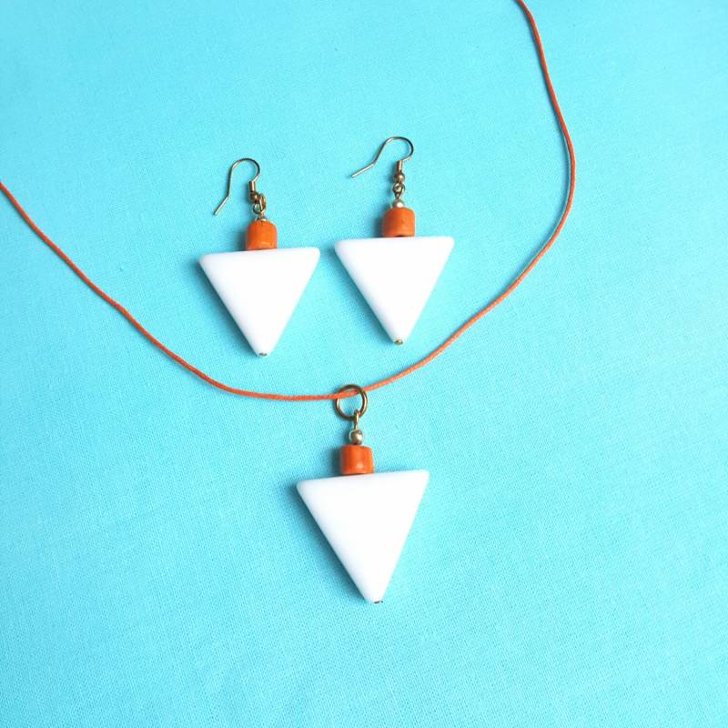 Kostenloser Versand. Satz Von Dreieck Ohrringe + Passende Kette. Weiß & Orange. Geometrisch. Handgefertigt. Ein Einer Art. Geschenk-Idee. Länge von FifisDream
