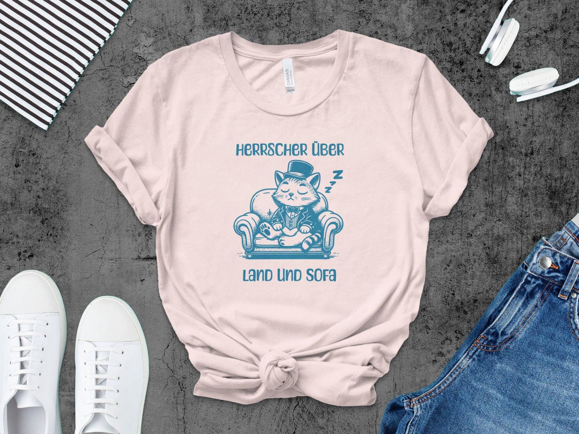 Lustiges Katzen T-Shirt, Niedlich Schlafende Katze, Herrscher Ueber Land Und Sofa, Suesse Katze Mit Zylinder Motiv von FifriDesigns