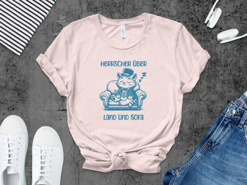 Lustiges Katzen T-Shirt, Niedlich Schlafende Katze, Herrscher Ueber Land Und Sofa, Suesse Katze Mit Zylinder Motiv von FifriDesigns
