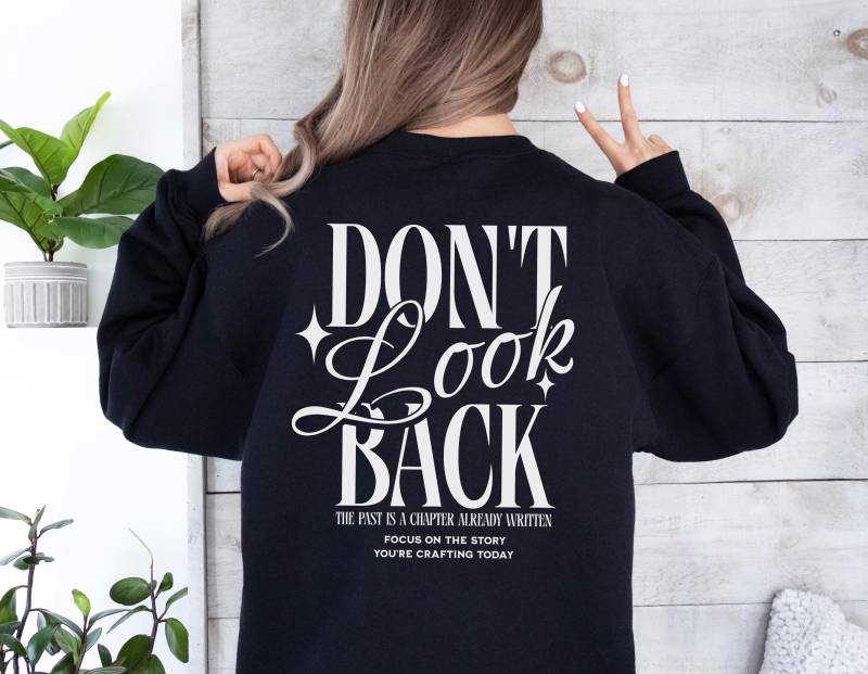 Motivational Sweatshirt Dont Look Back Focus On Today Inspirational Quote Cozy Hoodie Unisex Crewneck Sweater Gift Idea Backprint Motivational Sweatshirt Dont Look Back Focus On Today Inspirational Quote Cozy Hoodie Unisex Crewneck Sweater Gift Idea Backprint von FifriDesigns