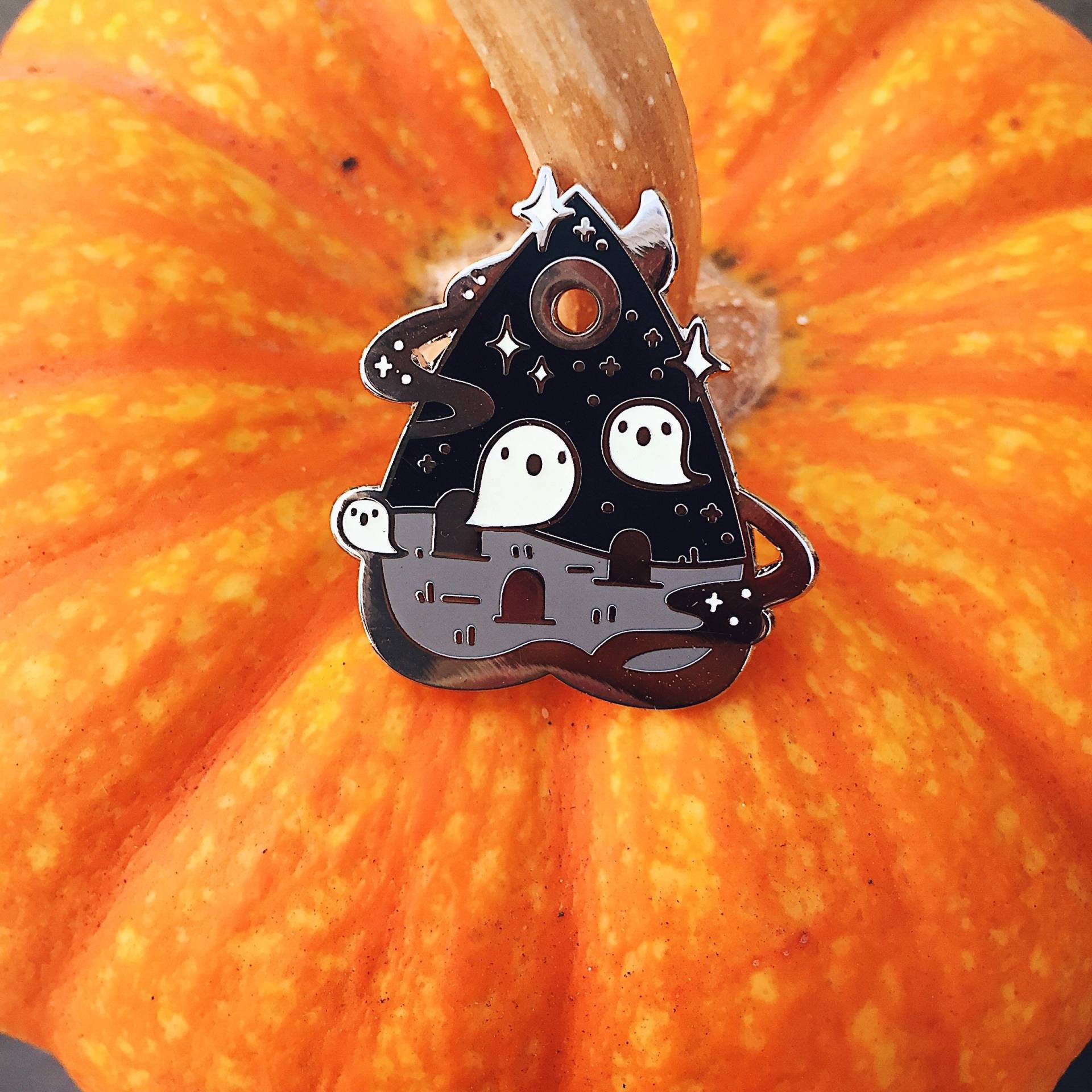 Ghost Terrorium Hard Emaille Pin | Okkult Skurril Terrarium Halloween-Pin Ouija Gothic Silber Leuchten Im Dunkeln Ghost Terrorium Hard Emaille Pin | Okkult Skurril Terrarium Halloween-Pin Ouija Gothic Silber Leuchten Im Dunkeln von FifthElementPins