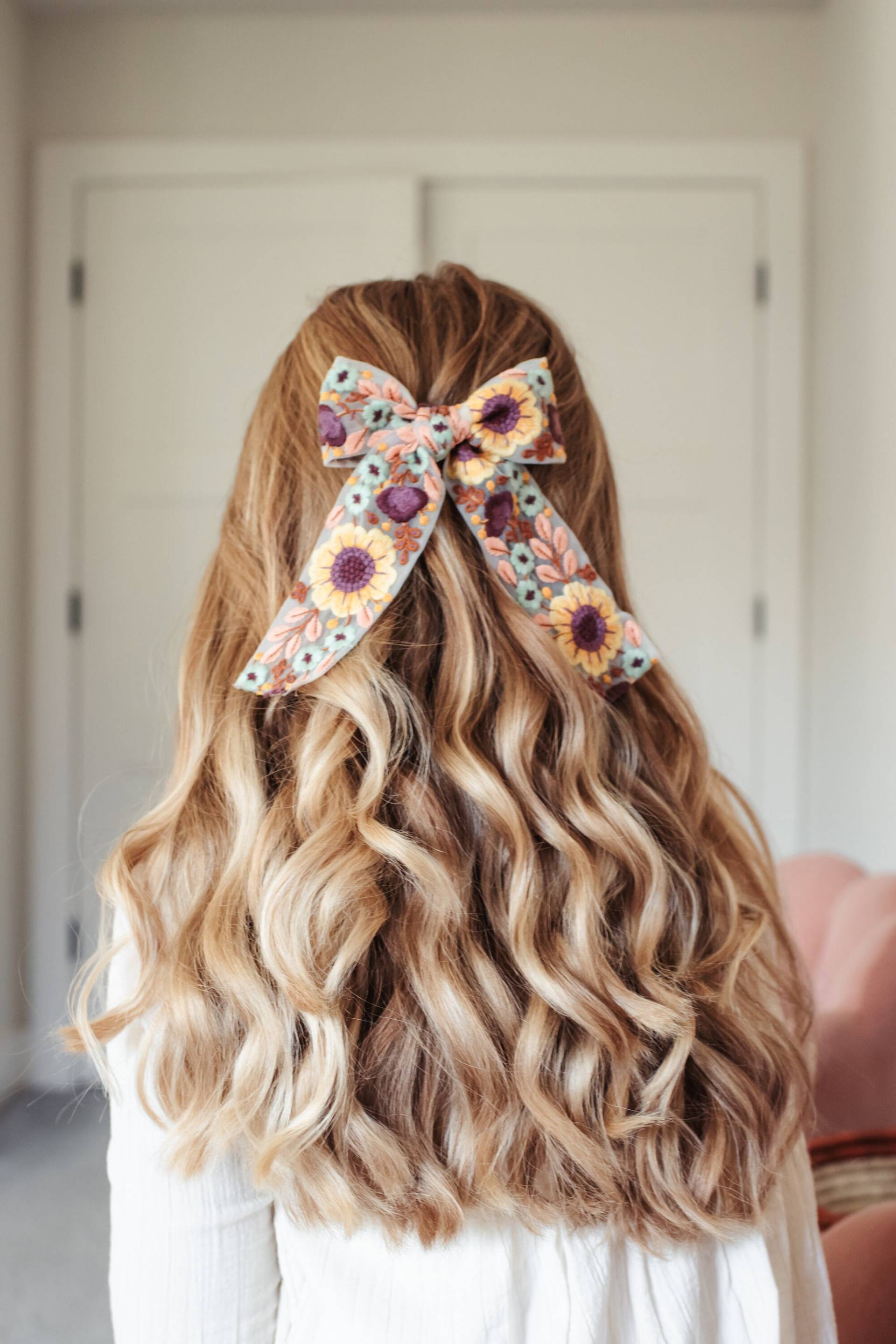 Bestickte Oversized Tüllschleife Auf Clip Couture Haar Accessoire Bestickte Oversized Tüllschleife Auf Clip Couture Haar Accessoire von FigAndMossMakery
