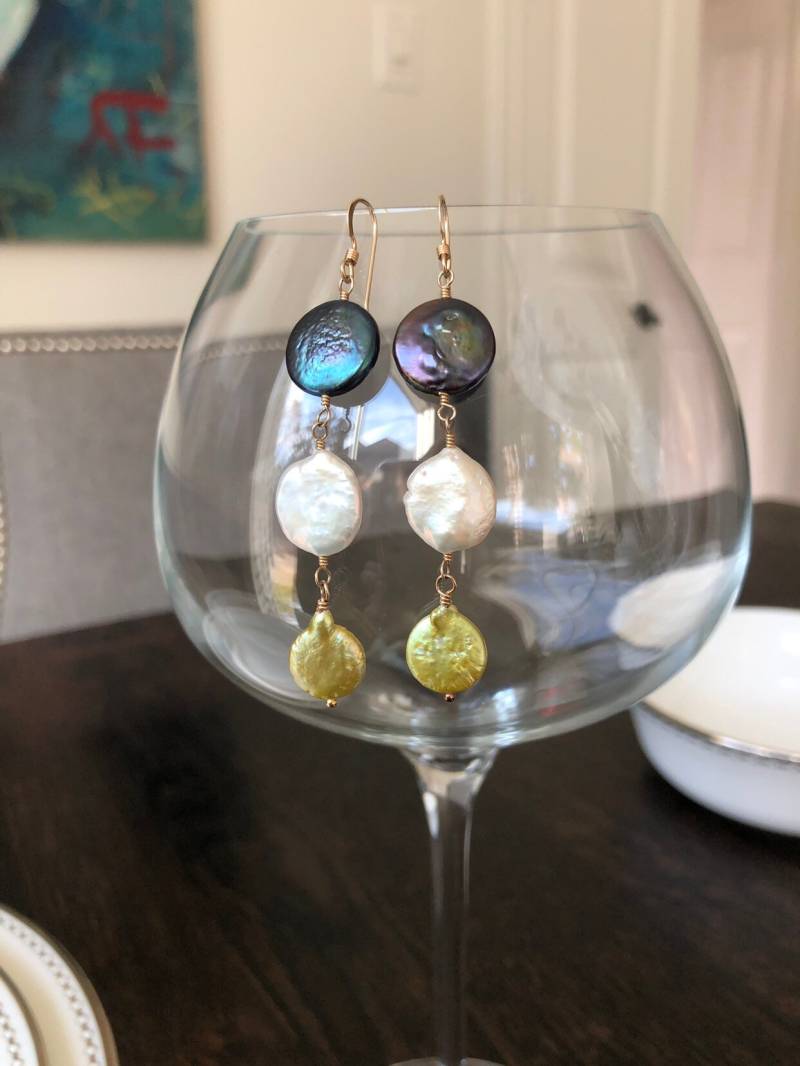 Herbst Ohrringe Geschenk Schwarz, Weiß & Peridot Süßwasser Münze Perlentropfen -Tri Farbe Perle-Gold Filled Herbst Ohrringe Geschenk Schwarz, Weiß & Peridot Süßwasser Münze Perlentropfen -Tri Farbe Perle-Gold Filled von FigLeafAdornments